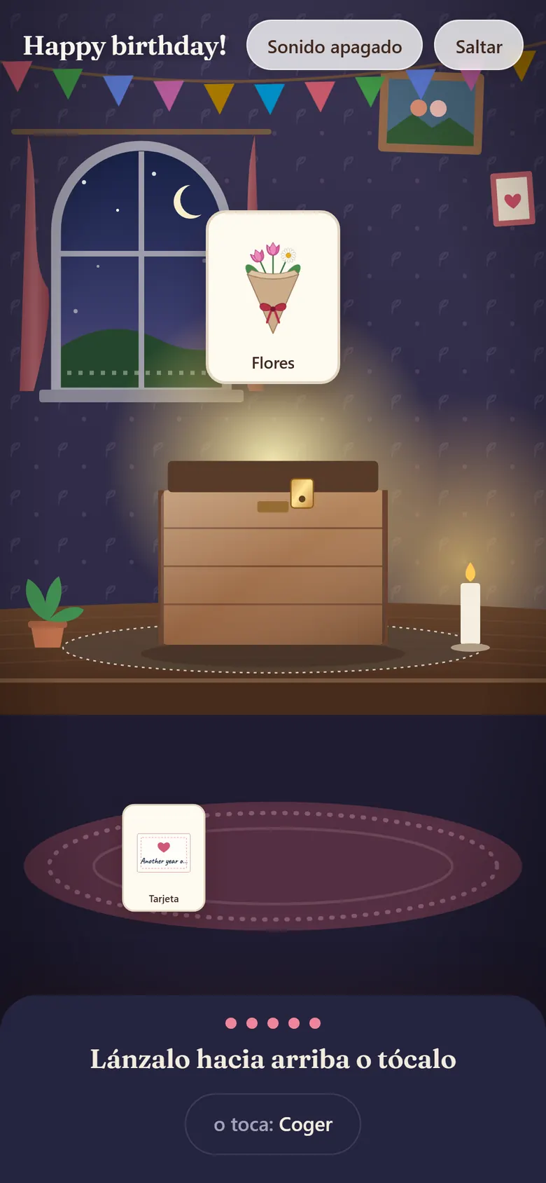 Un regalo de cumpleaños que se desenvuelve: de la caja de madera luminosa sale un ramo de flores y al lado ya hay una tarjeta