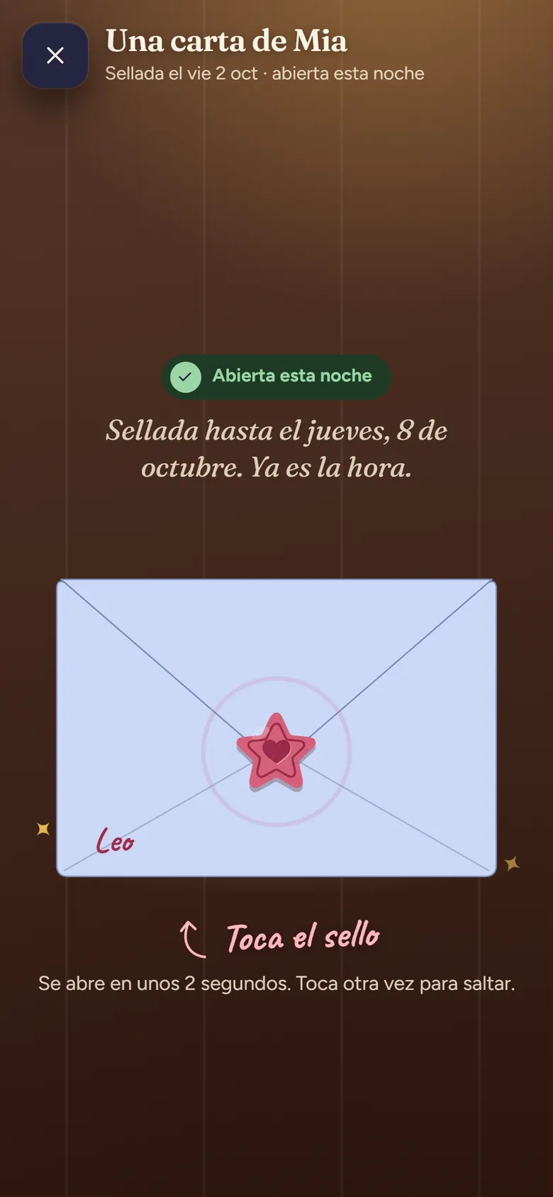 Una carta sellada de Mia con un sello de estrella roja: toca el sello para abrirla