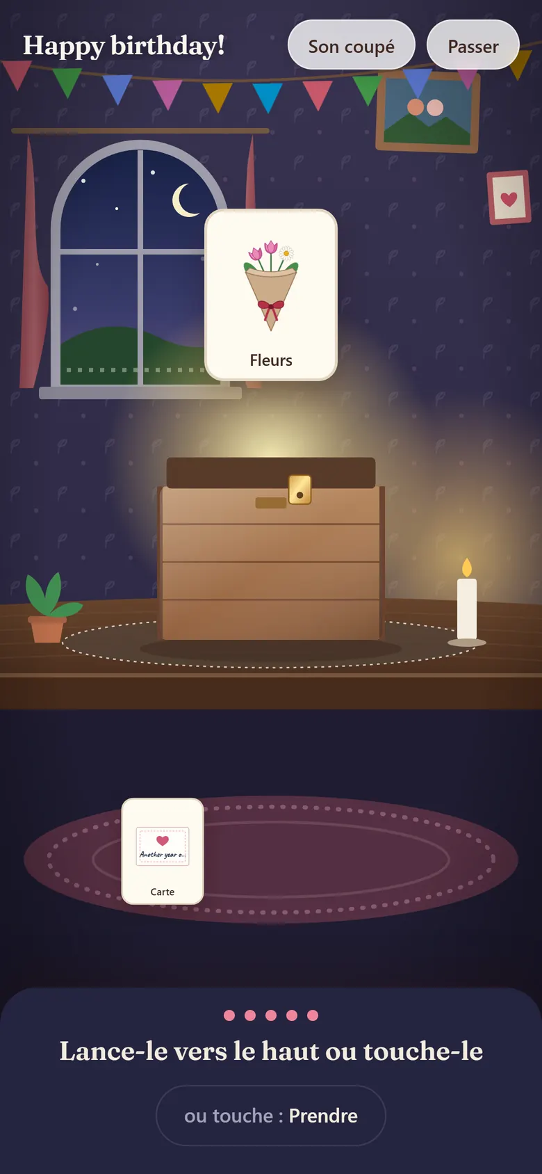 Un cadeau d’anniversaire qu’on déballe : un bouquet sort de la caisse en bois lumineuse, une carte est déjà posée à côté