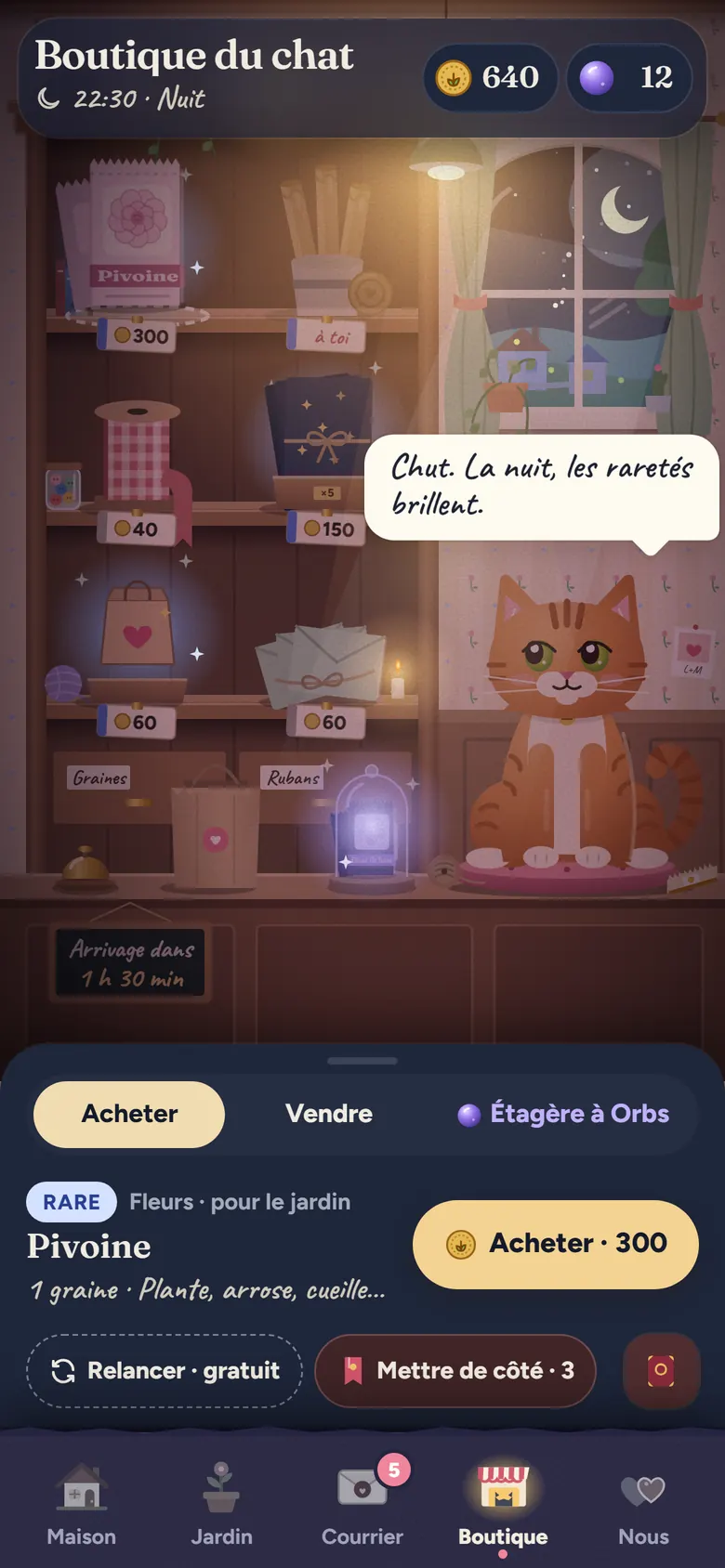 La boutique du chat la nuit : des étagères avec des graines, des rubans et du papier à lettres, des pièces rares qui brillent, et le chat dit : Psst. La nuit, les rares brillent.