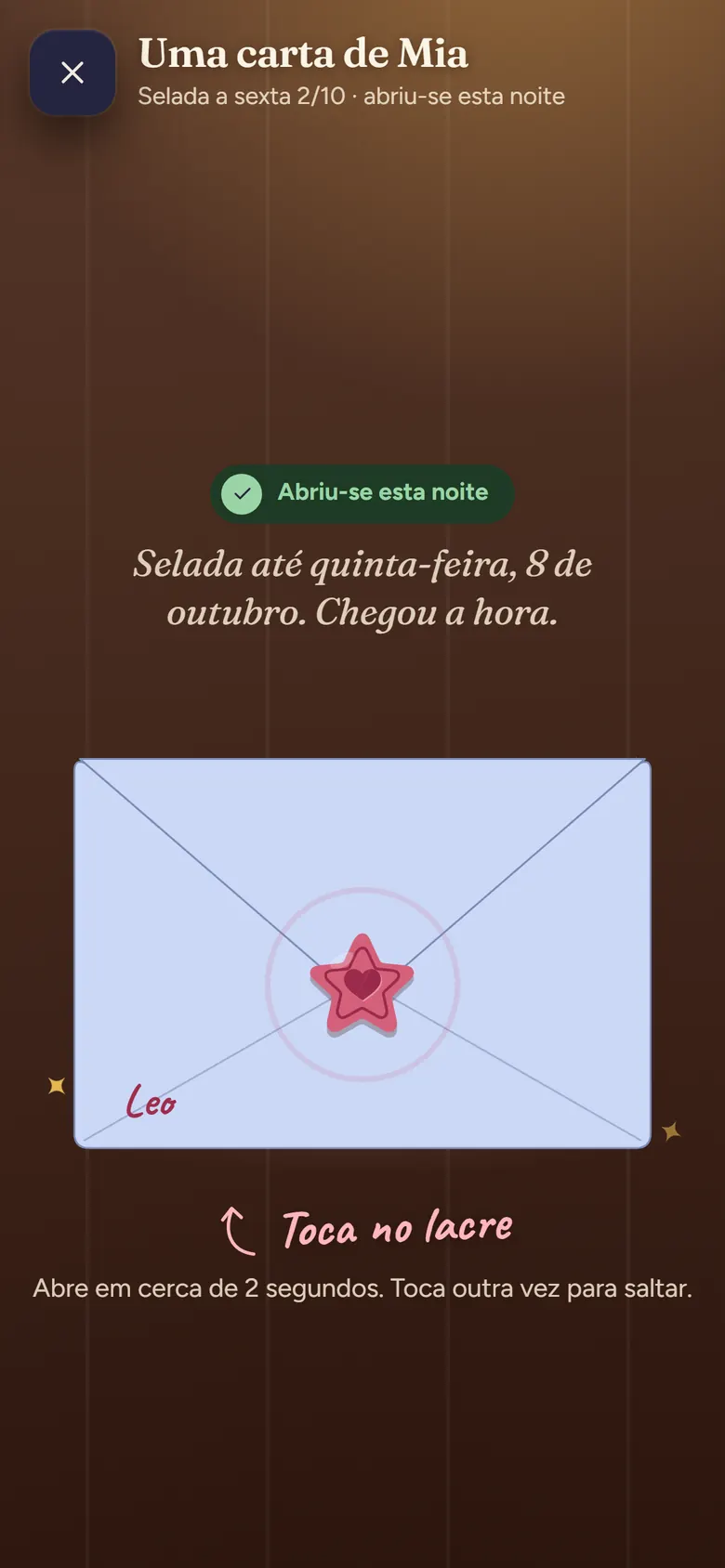 Uma carta selada da Mia com um selo de lacre em estrela vermelha: toca no selo para a abrir